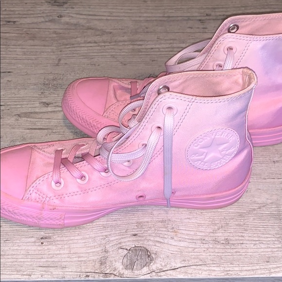 Converse Shoes - super cute pink converse!